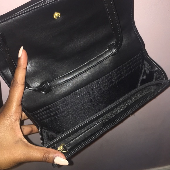 TOMMY HILFIGER Black Crossbody Bag - Picture 4 of 7